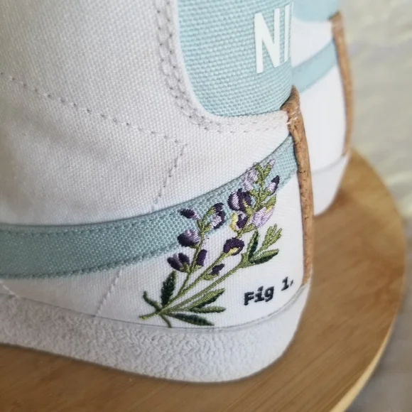 Nike | Blazer 77 SE Mid Floral Embroidery Sneakers - Picture 6 of 10